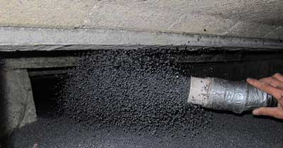 Isolatieparels op de bodem storten