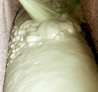 Foam in een spouwmuur van een oud huis