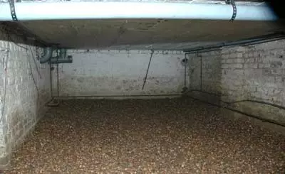 Schelpen op de bodem van kruipruimte